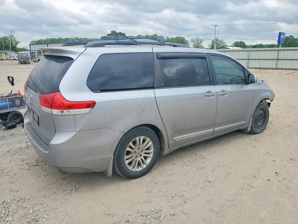 2014 TOYOTA SIENNA XLE 8-PASSENGER  