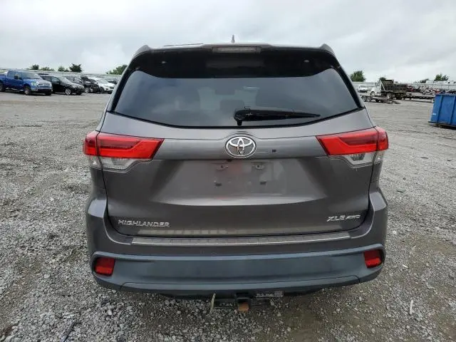 2019 TOYOTA HIGHLANDER SE  