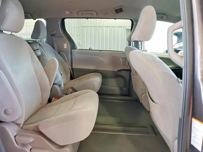 2019 TOYOTA SIENNA LE  