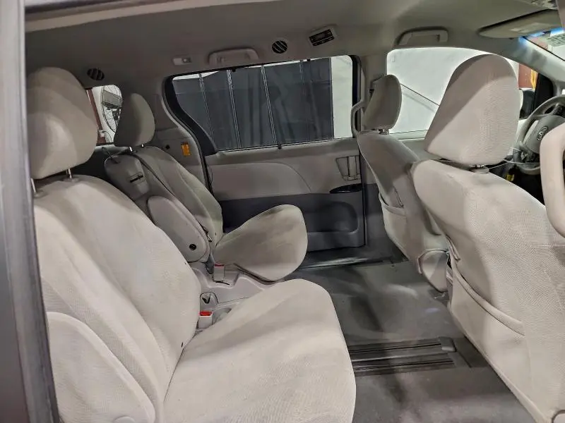 2014 TOYOTA SIENNA LE  