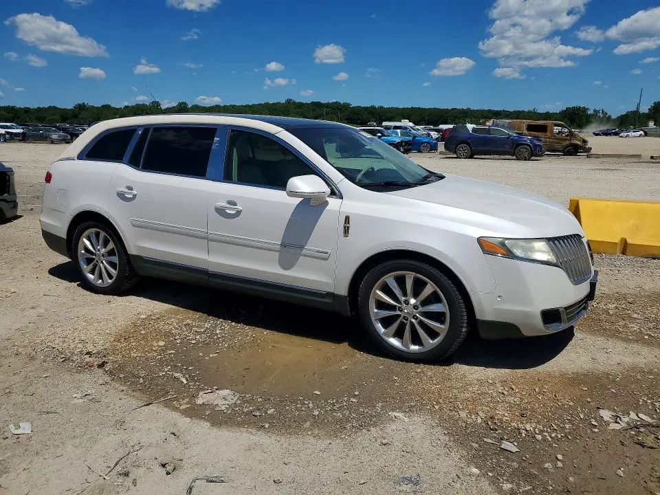 2011 LINCOLN MKT   