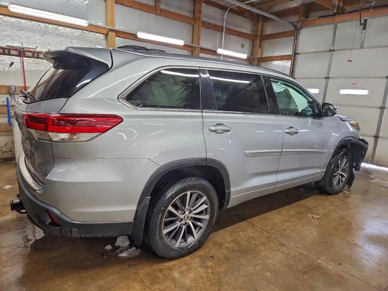 2018 TOYOTA HIGHLANDER SE  
