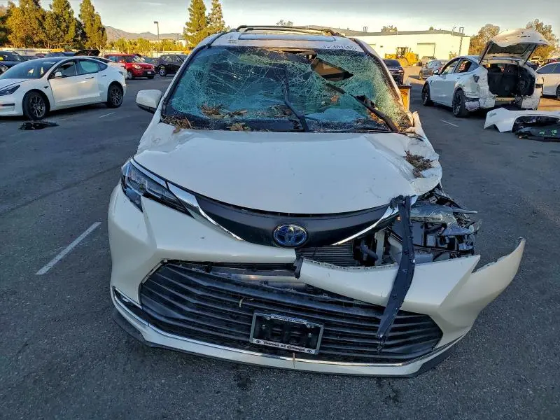 2021 TOYOTA SIENNA XLE  