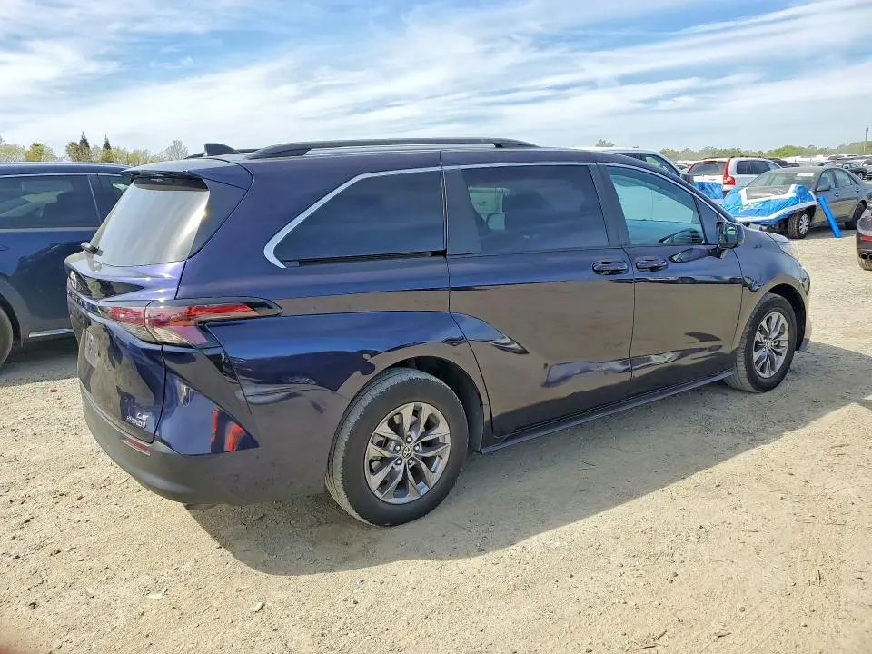 2024 TOYOTA SIENNA LE 8-PASSENGER  