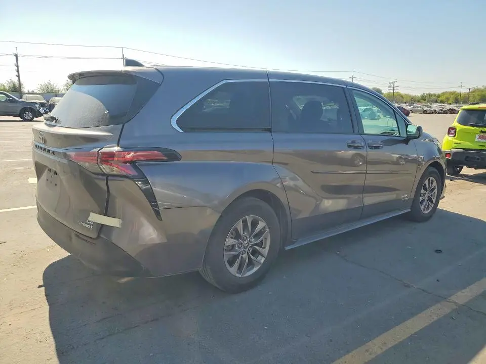 2021 TOYOTA SIENNA LE  