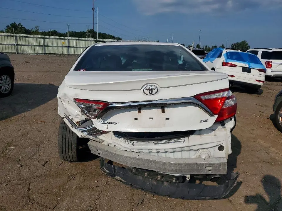 2016 TOYOTA CAMRY SE  