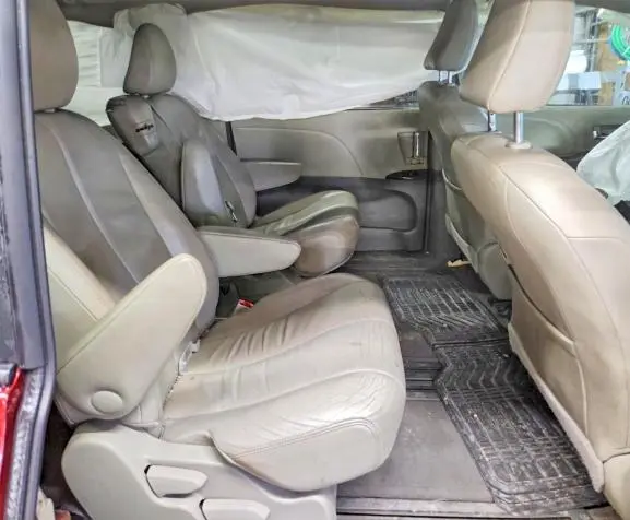 2013 TOYOTA SIENNA XLE 8-PASSENGER  