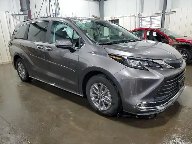 2024 TOYOTA SIENNA XLE  