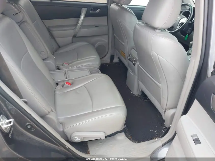 2013 TOYOTA HIGHLANDER SE V6