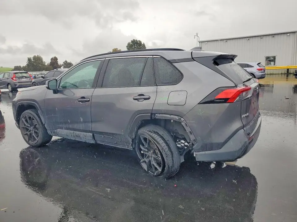 2021 TOYOTA RAV4 XLE  