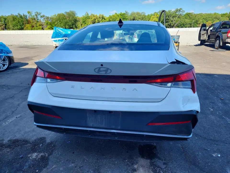 2025 HYUNDAI ELANTRA SE  