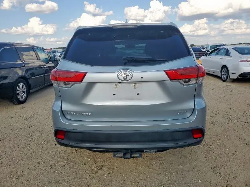 2019 TOYOTA HIGHLANDER SE  