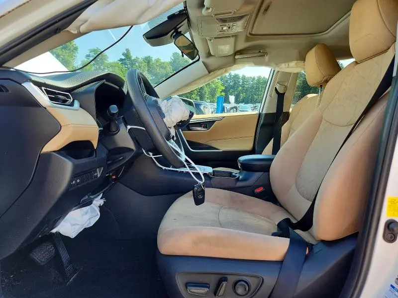 2021 TOYOTA RAV4 XLE  