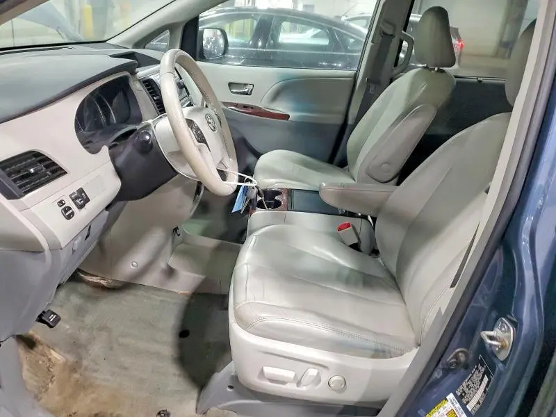 2014 TOYOTA SIENNA XLE 8-PASSENGER  