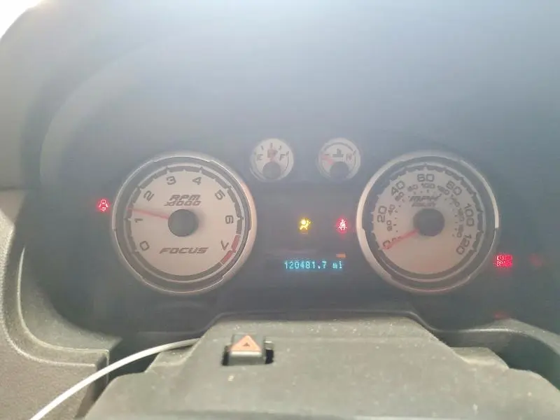 2010 FORD FOCUS SE  