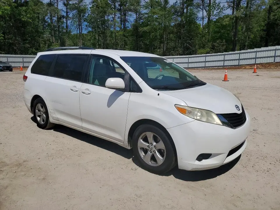 2011 TOYOTA SIENNA   