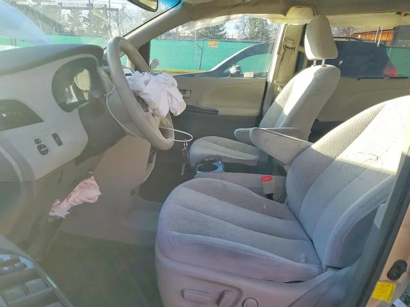 2011 TOYOTA SIENNA LE 8-PASSENGER  