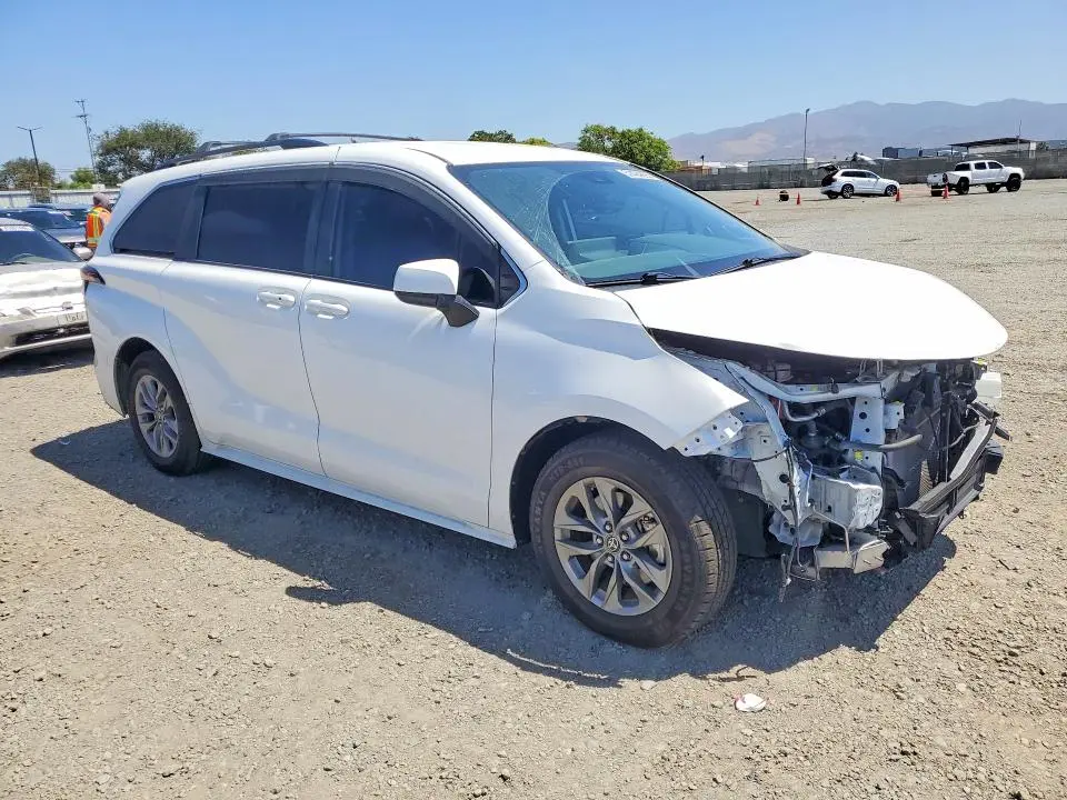 2023 TOYOTA SIENNA LE 8-PASSENGER  