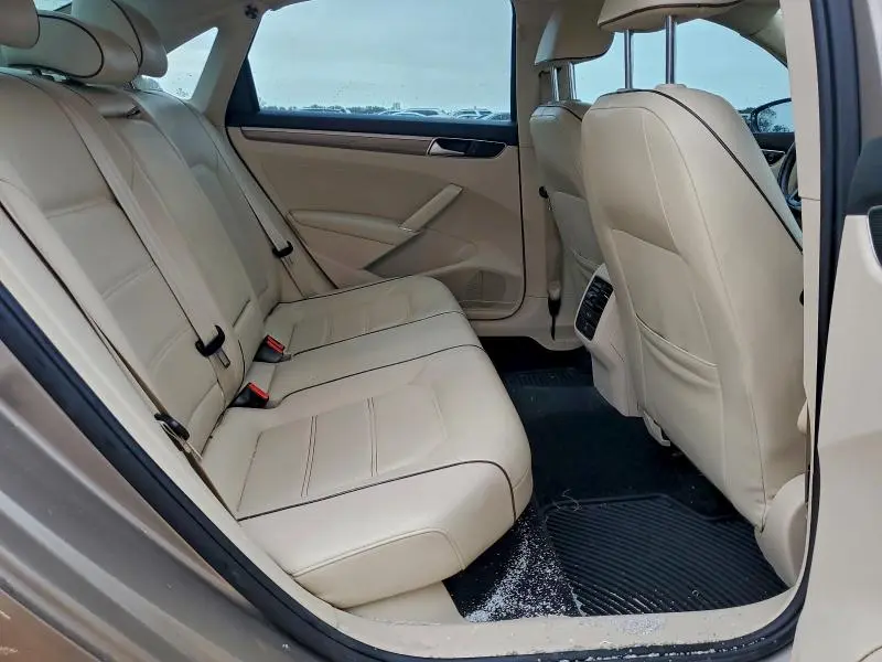 2016 VOLKSWAGEN PASSAT SE  