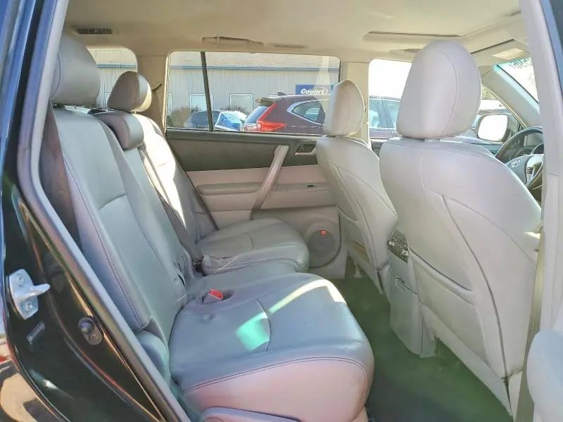 2012 TOYOTA HIGHLANDER SE  