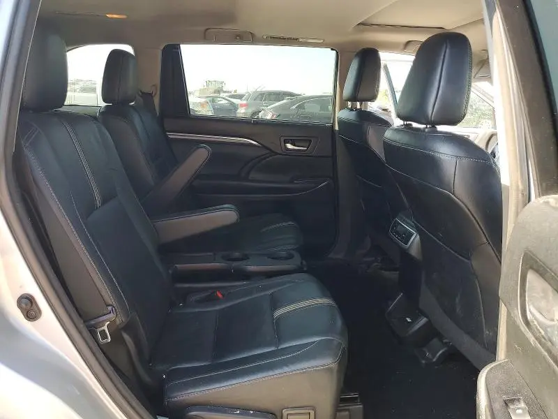 2017 TOYOTA HIGHLANDER SE  
