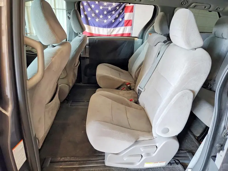 2017 TOYOTA SIENNA LE  