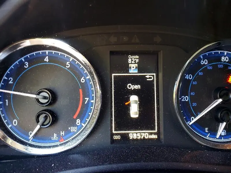2018 TOYOTA COROLLA SE  