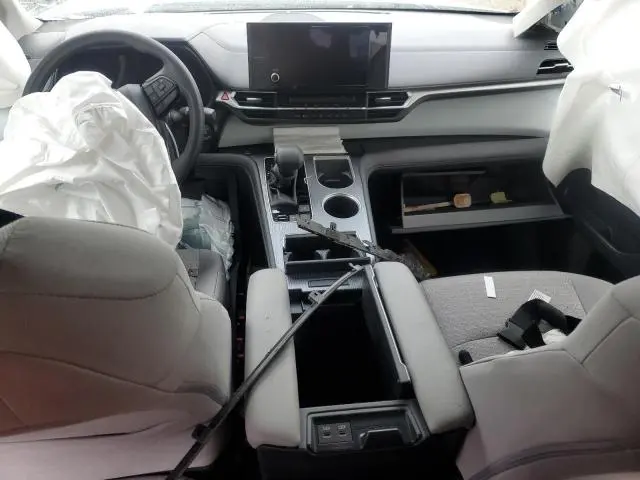 2025 TOYOTA SIENNA LE  