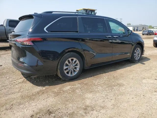 2021 TOYOTA SIENNA XLE  