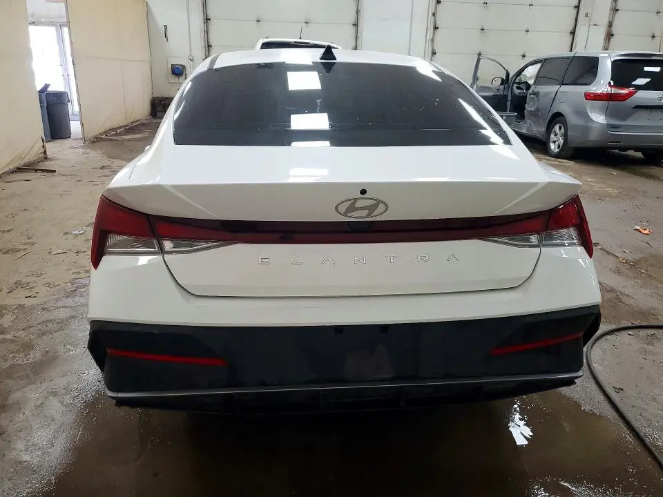 2024 HYUNDAI ELANTRA SE  