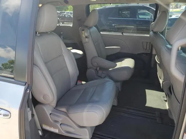 2017 TOYOTA SIENNA XLE  