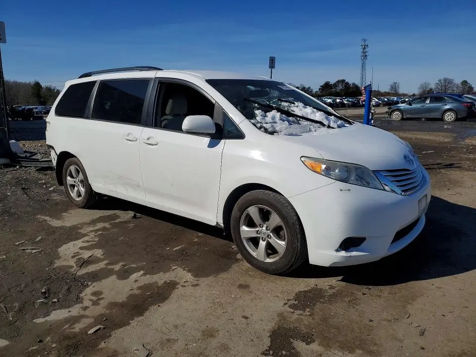 2017 TOYOTA SIENNA LE  