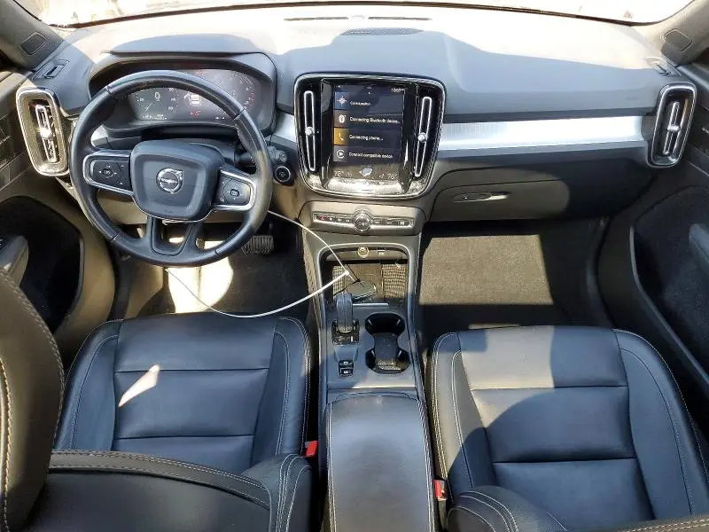 2020 VOLVO XC40 T5 MOMENTUM  
