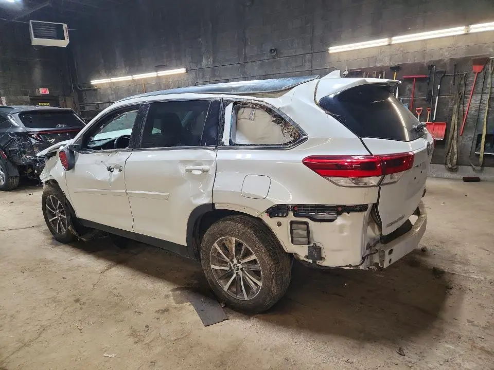 2019 TOYOTA HIGHLANDER XLE  