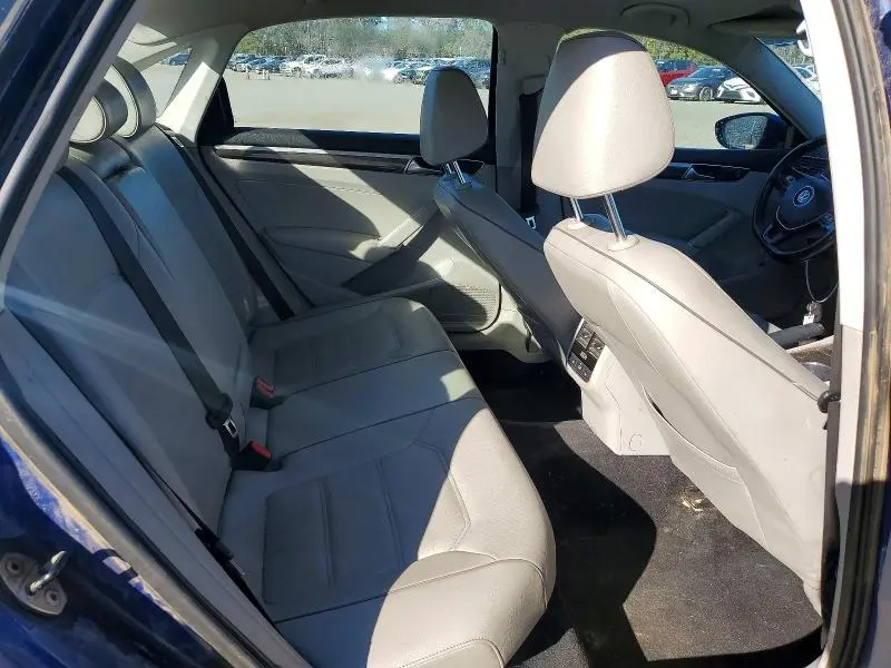 2016 VOLKSWAGEN PASSAT SE  