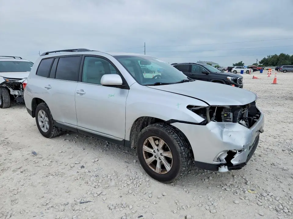 2013 TOYOTA HIGHLANDER SE  