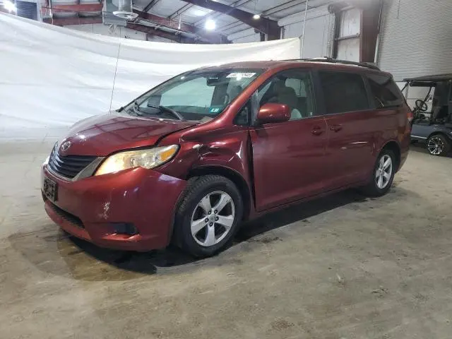 2013 TOYOTA SIENNA LE  