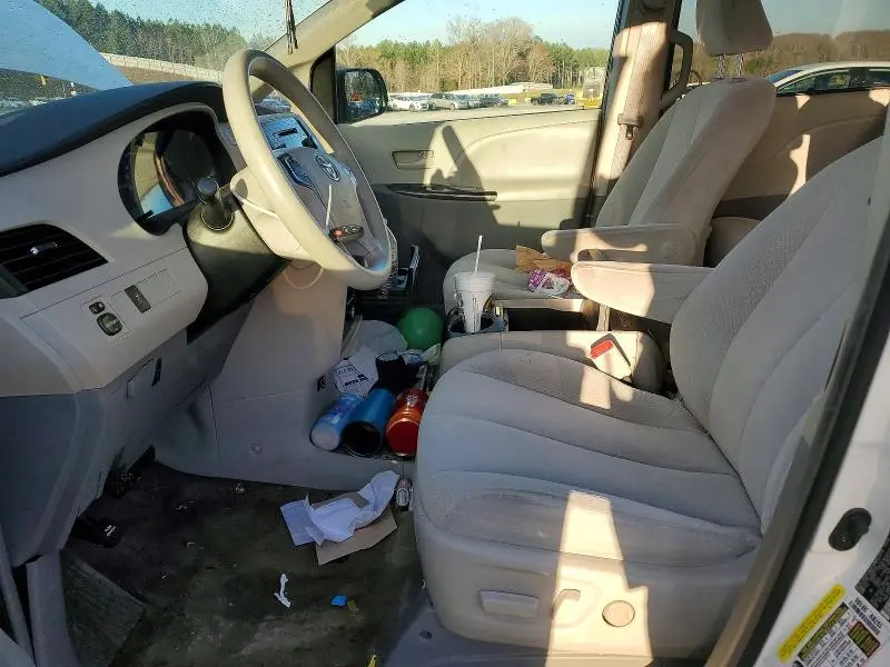 2013 TOYOTA SIENNA LE  