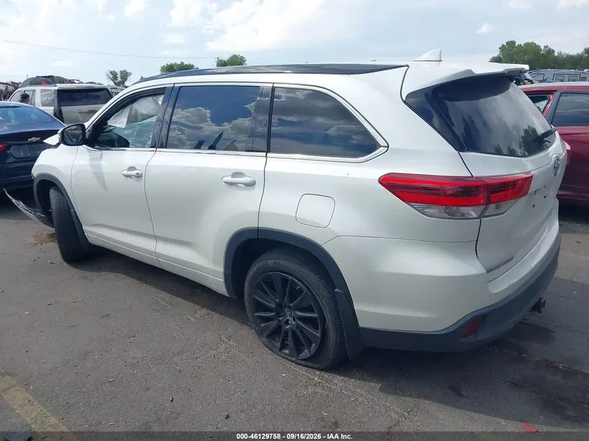 2017 TOYOTA HIGHLANDER SE