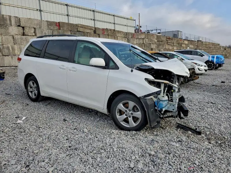 2014 TOYOTA SIENNA LE  