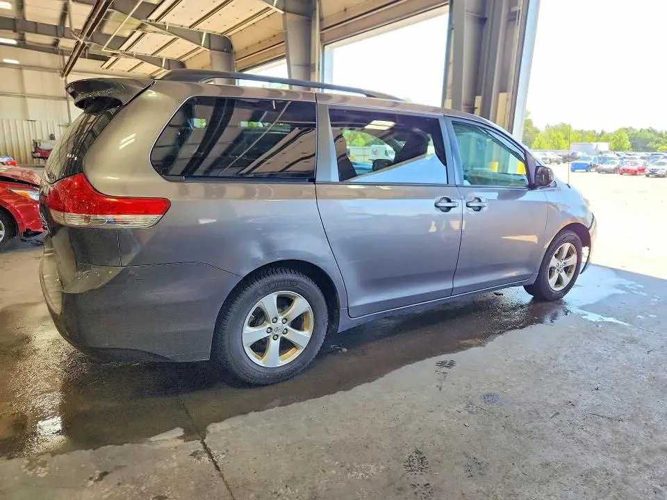 2014 TOYOTA SIENNA LE  