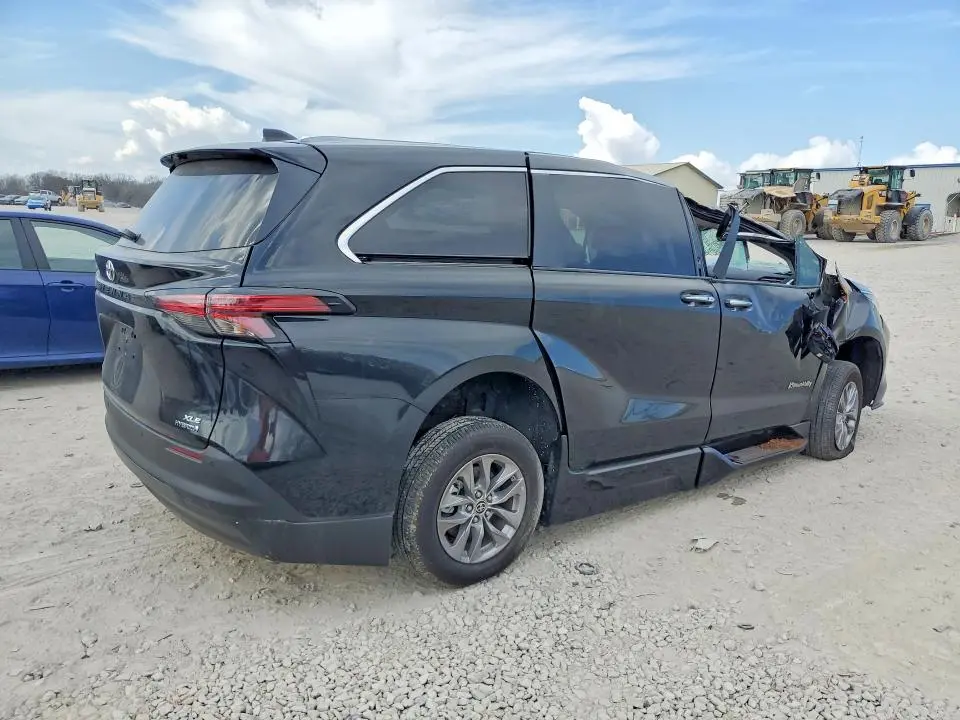 2022 TOYOTA SIENNA XLE 8-PASSENGER  