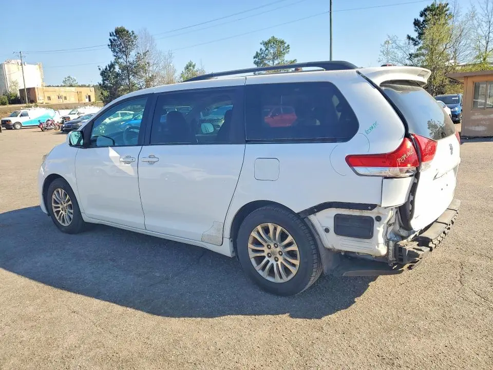2014 TOYOTA SIENNA XLE 8-PASSENGER  