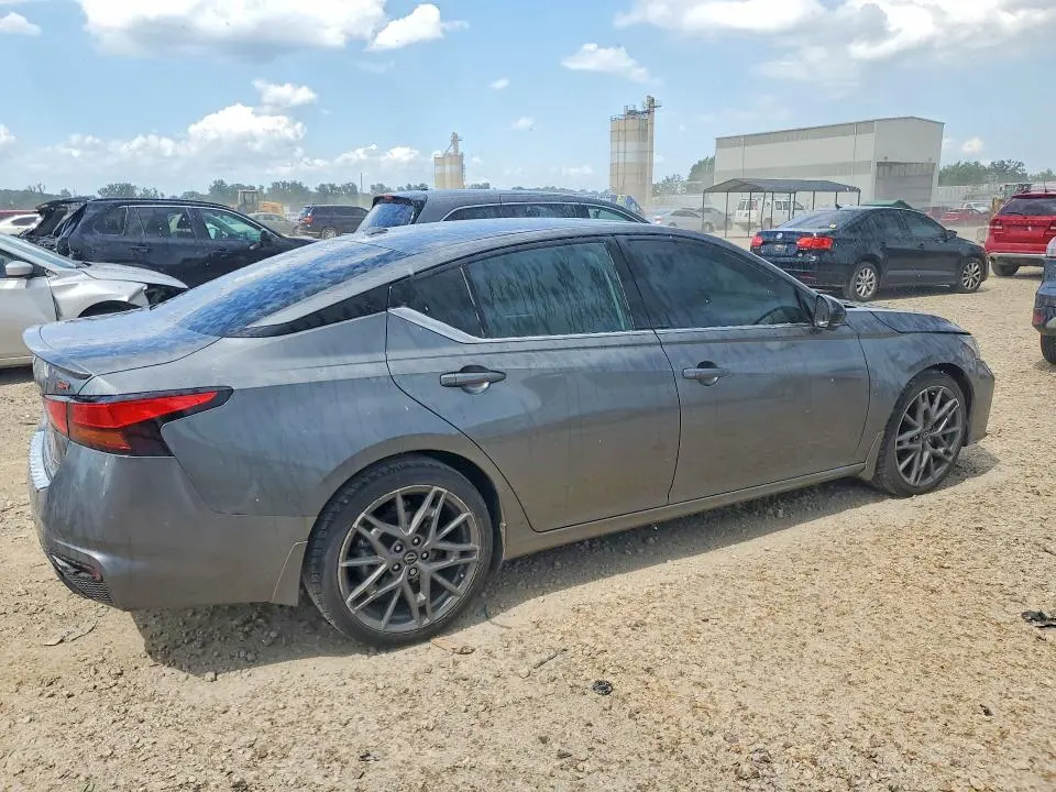 2023 NISSAN ALTIMA SR  