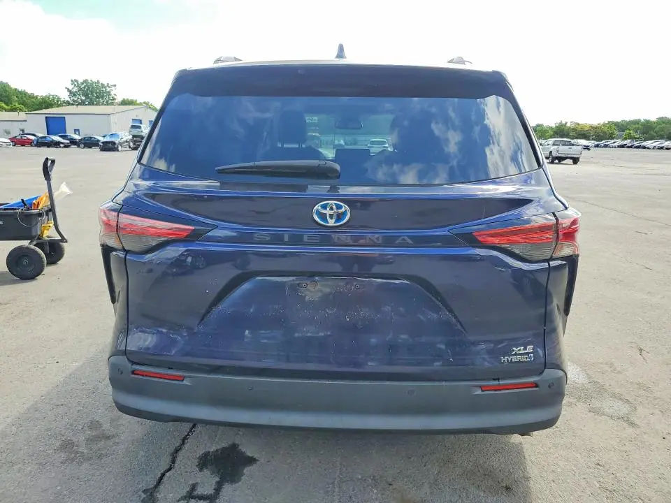 2021 TOYOTA SIENNA XLE  