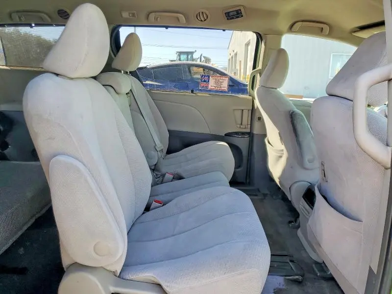 2014 TOYOTA SIENNA LE  