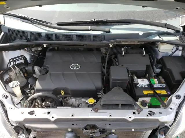 2013 TOYOTA SIENNA LE  