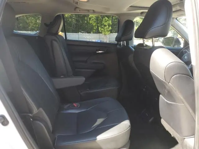 2021 TOYOTA HIGHLANDER XLE  