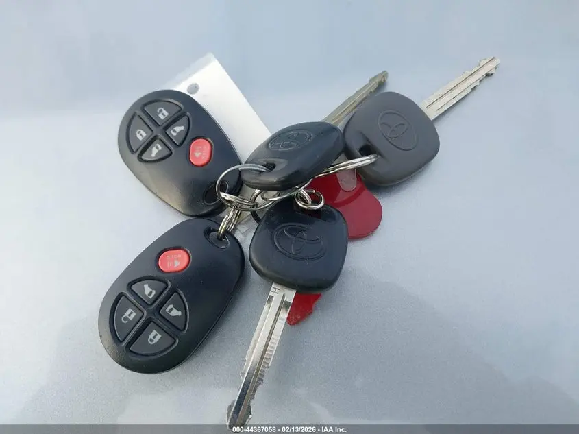 2017 TOYOTA SIENNA LE 8 PASSENGER