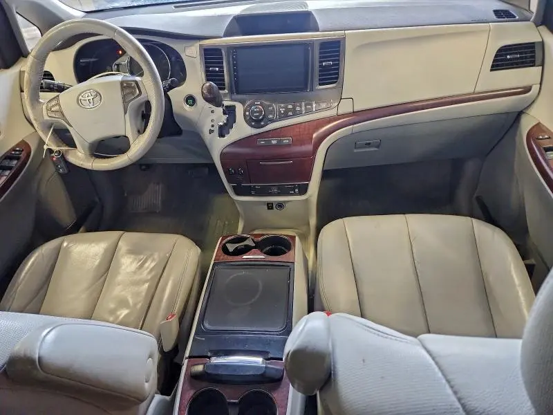 2013 TOYOTA SIENNA XLE  